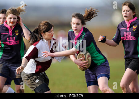 Nord du Dorset Rugby Football Club sous 18 girks et Dorset County U18 filles. NDRFC player en action. Banque D'Images