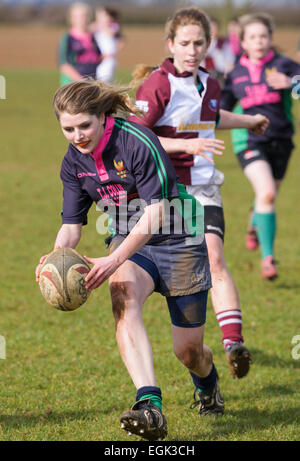 Nord du Dorset Rugby Football Club de moins de 18 ans filles contre le comté de Dorset U18 filles. NDRFC player en action. Banque D'Images