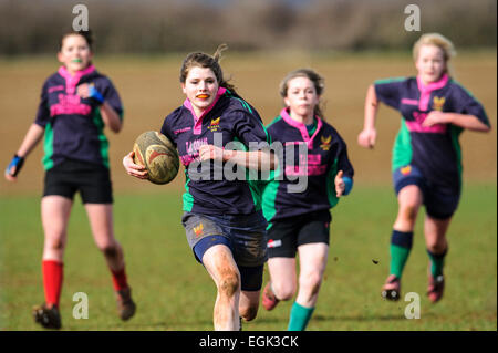 Nord du Dorset Rugby Football Club sous 18 girks et Dorset County U18 filles. NDRFC player en action. Banque D'Images