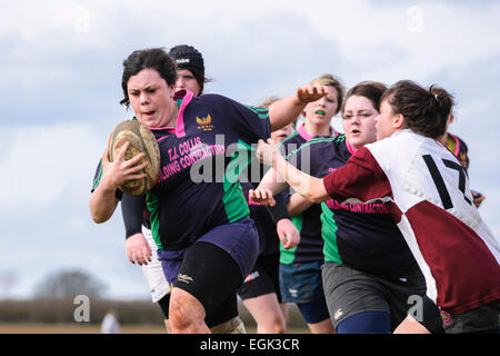 Nord du Dorset Rugby Football Club sous 18 girks et Dorset County U18 filles. NDRFC player en action. Banque D'Images