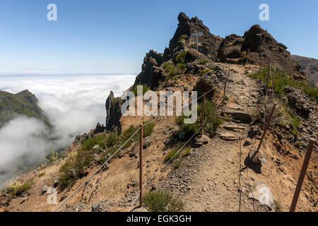 Trail de la Pousada Do Arieiro à Pico Ruivo, nuages Passat s'empilent sur les pentes des montagnes, Parque Natural da Madeira Banque D'Images