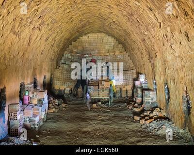 Phnom Penh, Phnom Penh, Cambodge. Feb 26, 2015. Pile de travailleurs briques sur une charrette dans un four à une usine de fabrication des briques à la périphérie de Phnom Penh. © Jack Kurtz/ZUMA/Alamy Fil Live News Banque D'Images