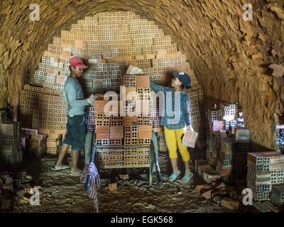 Phnom Penh, Phnom Penh, Cambodge. Feb 26, 2015. Pile de travailleurs briques sur une charrette dans un four à une usine de fabrication des briques à la périphérie de Phnom Penh. © Jack Kurtz/ZUMA/Alamy Fil Live News Banque D'Images