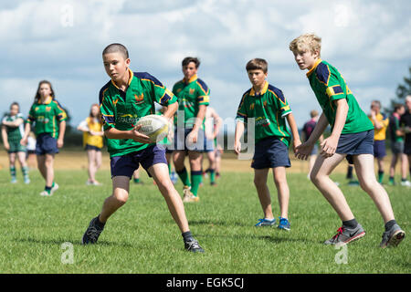 Nord du Dorset RFC Journée portes ouvertes. Les joueurs de rugby Junior en action. Banque D'Images