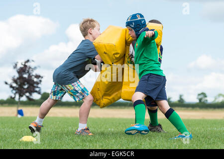 Nord du Dorset RFC Open Day kids pratiquant avec sac attaquer Banque D'Images