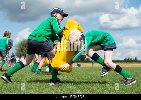 Nord du Dorset RFC Journée portes ouvertes. Les garçons pratiquant avec sac attaquer Banque D'Images