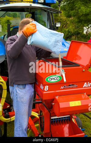 Agriculteur de trèfle en versant 8 semoir pneumatique Air Hatzenbichler & Tracteur Banque D'Images