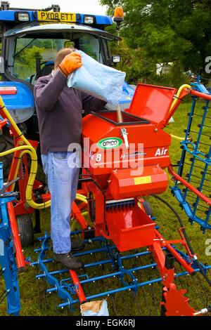 Agriculteur de trèfle en versant 8 semoir pneumatique Air Hatzenbichler & Tracteur Banque D'Images