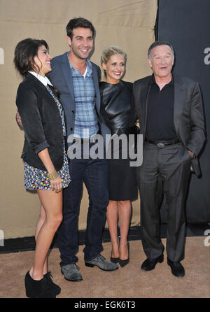 LOS ANGELES, CA - le 29 juillet 2013 : 'folie' stars Amanda Setton, James Wolk, Sarah Michelle Gellar & Robin Williams à l'été 2013 CBS Stars Party à Beverly Hills. Banque D'Images