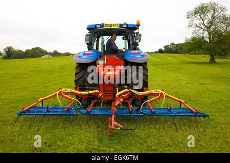 Semoir pneumatique Air Hatzenbichler 8 & le tracteur dans le champ. Banque D'Images