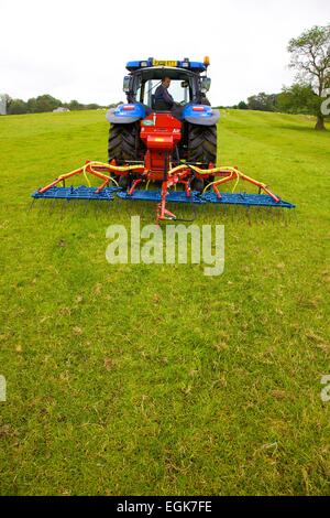 Semoir pneumatique Air Hatzenbichler 8 & le tracteur dans le champ. Banque D'Images