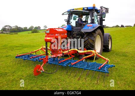 Semoir pneumatique Air Hatzenbichler 8 & le tracteur dans le champ. Banque D'Images