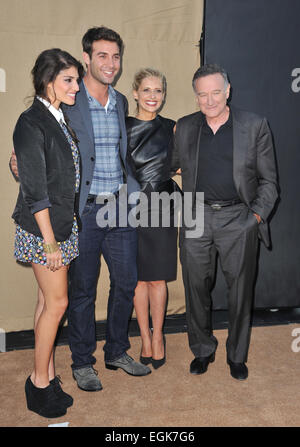 LOS ANGELES, CA - le 29 juillet 2013 : 'folie' stars Amanda Setton, James Wolk, Sarah Michelle Gellar & Robin Williams à l'été 2013 CBS Stars Party à Beverly Hills. Banque D'Images