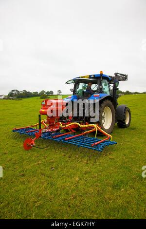 Semoir pneumatique Air Hatzenbichler 8 & le tracteur dans le champ. Banque D'Images