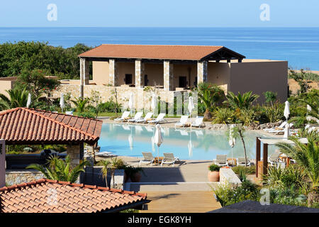 Piscine près de la plage à l'hôtel de luxe, Péloponnèse, Grèce Banque D'Images