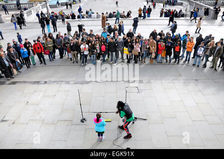 Londres, Angleterre, Royaume-Uni. Artiste de rue à Trafalgar Square, vu de l'entrée de la Galerie Nationale Banque D'Images