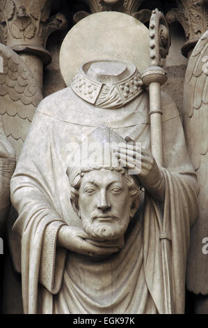 Saint Denis (D. 270). Christian martyr et saint. Évêque de Paris. Décapité. Saint Denis tenant sa tête. Statue au portail gauche de Notre Dame de Paris. La France. Banque D'Images