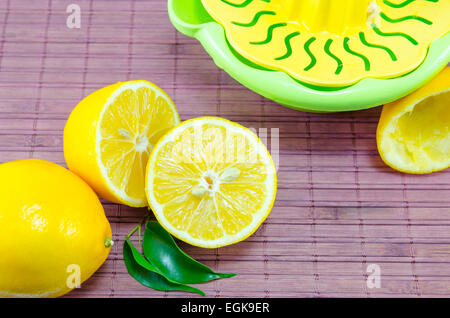 Ensemble, en deux citrons et un presse-citron sur une table de bambou Banque D'Images