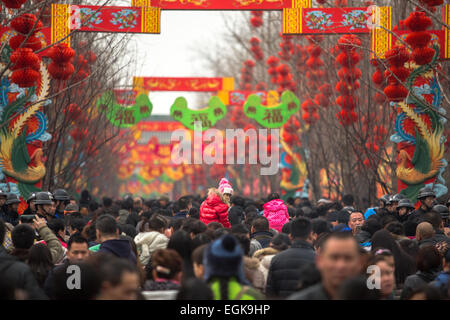 Les enfants et la foule à Beijing temple Ditan juste. Banque D'Images