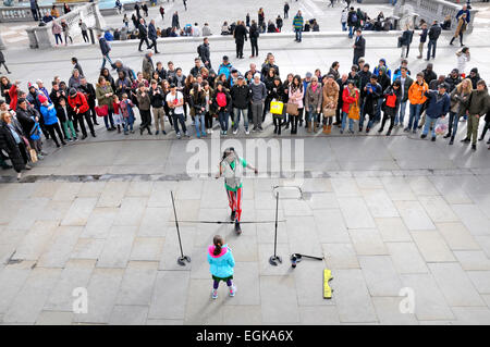 Londres, Angleterre, Royaume-Uni. Artiste de rue à Trafalgar Square, vu de l'entrée de la Galerie Nationale Banque D'Images