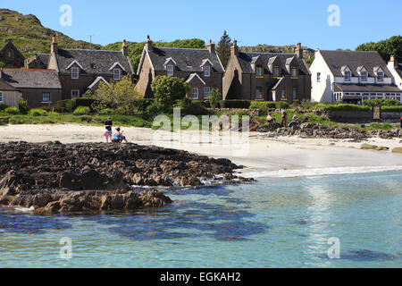 La plage de sable et mer turquoise à Baile Mór, le seul village de l'île d'Iona Banque D'Images