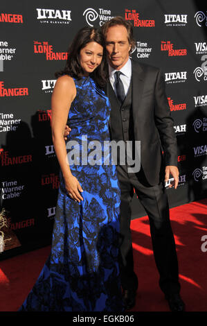 ANAHEIM, CA - 22 juin 2013 : William Fichtner & femme lors de la première mondiale de son nouveau film 'The Lone Ranger' à Disney California Adventure. Banque D'Images