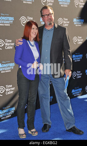 LOS ANGELES, CA - 17 juin 2013 : Kate Flannery & petit ami Chris Haston lors de la première mondiale de 'Monsters' à l'université El Capitan Theatre, à Hollywood. Banque D'Images