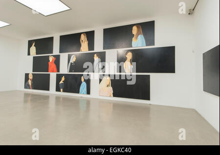 Timothy Taylor Gallery, Mayfair, London, UK. 26 Février, 2015. Black Paintings, une exposition de nouvelles, les grandes peintures d'Alex Katz. L'objet de plus de 200 expositions individuelles et près de 500 expositions de groupe à l'échelle internationale depuis 1951, Katz a été honoré par de nombreuses rétrospectives y compris le Whitney Museum of American Art, New York, USA ; Tate St Ives, UK ; Turner Contemporary, Margate, Royaume-Uni ; et le Musée Guggenheim, Bilbao, Espagne. L'exposition est présentée du 28 février au 2 avril 2015. Credit : Malcolm Park editorial/Alamy Live News Banque D'Images