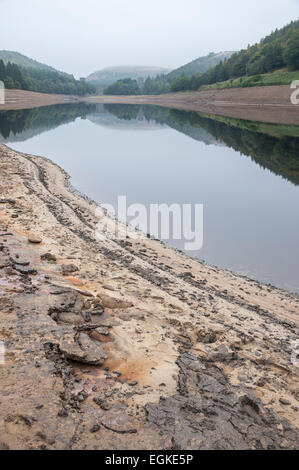 Les faibles niveaux d'eau à réservoir Derwent calme sur un matin de septembre. Vue en regardant du barrage de Howden. Banque D'Images