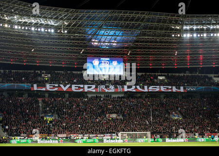 Leverkusen, Allemagne. Feb 25, 2015. Leverkusene fans à la Ligue des Champions Tour de jambe premier 16 match entre le Bayer Leverkusen et de l'Atlético Madrid en Leverkusen, Allemagne, 25 février 2015. Photo : Maja Hitij/dpa/Alamy Live News Banque D'Images