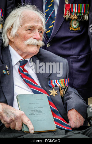 Le Sergent Stan Franks, RAF, qui a volé 31 missions de bombardement avant qu'il était âgé de 19 ans, avec bombardier Lancaster, Ville de Lincoln Banque D'Images