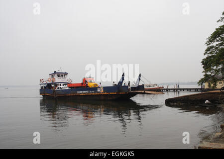 Un traversier (ferry) atteindre jetée avec voiture et camion à Vaikom embarcadère, Kerala, Inde Banque D'Images