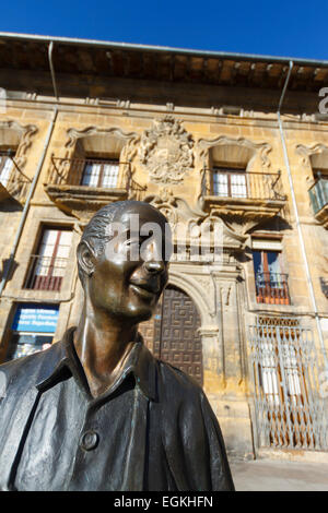 Outre bouteille bouilloire statue et palace sur la Plaza de la Cruz. Haro. La Rioja. L'Espagne, l'Europe. Banque D'Images