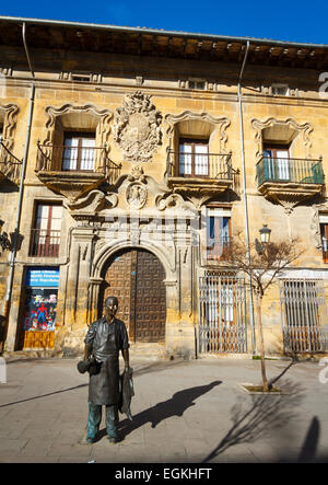 Outre bouteille bouilloire statue et palace sur la Plaza de la Cruz. Haro. La Rioja. L'Espagne, l'Europe. Banque D'Images