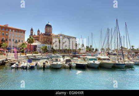 France, Côte d'Azur, Saint Raphaël, le port et l'église de Notre Dame de la Victoire dans l'arrière-plan Banque D'Images