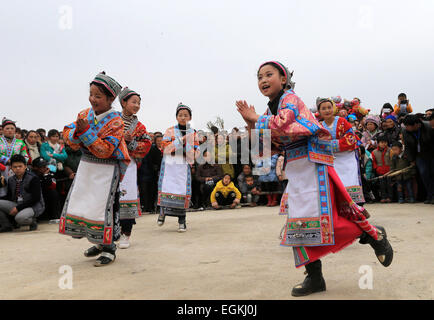 Anshun, dans la province du Guizhou en Chine. Feb 26, 2015. Les filles du groupe ethnique Miao dance au cours d'une célébration annuelle pour souhaiter bonne chance et une bonne récolte de l'année à Anshun City, au sud-ouest de la province du Guizhou, Chine, 26 février 2015. Credit : Lu Wei/Xinhua/Alamy Live News Banque D'Images