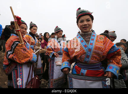 Anshun, dans la province du Guizhou en Chine. Feb 26, 2015. Les gens de l'ethnie Miao portant leurs costumes traditionnels d'attendre à effectuer lors d'une célébration annuelle pour souhaiter bonne chance et une bonne récolte de l'année à Anshun City, au sud-ouest de la province du Guizhou, Chine, 26 février 2015. Credit : Lu Wei/Xinhua/Alamy Live News Banque D'Images