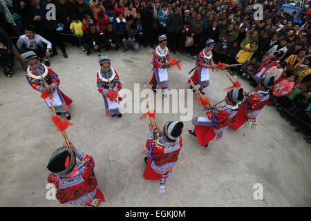 Anshun, dans la province du Guizhou en Chine. Feb 26, 2015. Les gens de l'ethnie Miao dansent et jouent Sheng (un roseau-pipe instrument à vent) au cours d'une célébration annuelle pour souhaiter bonne chance et une bonne récolte de l'année à Anshun City, au sud-ouest de la province du Guizhou, Chine, 26 février 2015. Credit : Lu Wei/Xinhua/Alamy Live News Banque D'Images