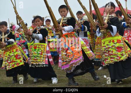 Anshun, dans la province du Guizhou en Chine. Feb 26, 2015. Les gens de l'ethnie Miao dansent et jouent Sheng (un roseau-pipe instrument à vent) au cours d'une célébration annuelle pour souhaiter bonne chance et une bonne récolte de l'année à Anshun City, au sud-ouest de la province du Guizhou, Chine, 26 février 2015. Credit : Lu Wei/Xinhua/Alamy Live News Banque D'Images