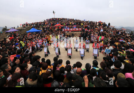 Anshun, dans la province du Guizhou en Chine. Feb 26, 2015. Les gens regardent un spectacle de groupe ethniques Miao lors d'une célébration annuelle pour souhaiter bonne chance et une bonne récolte de l'année à Anshun City, au sud-ouest de la province du Guizhou, Chine, 26 février 2015. Credit : Lu Wei/Xinhua/Alamy Live News Banque D'Images