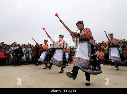 Anshun, dans la province du Guizhou en Chine. Feb 26, 2015. Les gens de l'ethnie Miao dansent et jouent Sheng (un roseau-pipe instrument à vent) au cours d'une célébration annuelle pour souhaiter bonne chance et une bonne récolte de l'année à Anshun City, au sud-ouest de la province du Guizhou, Chine, 26 février 2015. Credit : Lu Wei/Xinhua/Alamy Live News Banque D'Images