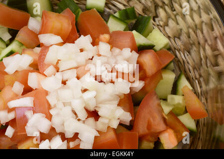 Close up d'une simple salade avec de l'oignon haché sur le dessus Banque D'Images