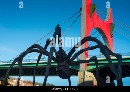 Pont de la salve et 'maman' sculpture araignée. Bilbao, Espagne. L'Europe. Banque D'Images