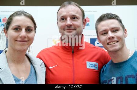 Prague, République tchèque. Feb 26, 2015. De gauche à droite du tchèque Eliska Klucinova décathlonien, entraîneur de l'athlétisme tchèque Tomas Dvorak et de représentation de la République tchèque Pavel Maslak sprinter pose pour la photo au cours de la conférence sur l'Europe d'athlétisme en salle 2015, à Prague, en République tchèque, le jeudi 26 février, 2015. © Michal Dolezal/CTK Photo/Alamy Live News Banque D'Images