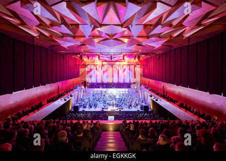 Salle philharmonique de Szczecin, Szczecin, Pologne. Architecte : Studio Barozzi Veiga, 2014. Grand view de Symphony Hall au cours de la performa Banque D'Images