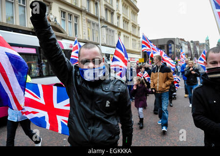 5 janvier 2013. Belfast, en Irlande du Nord - plus de 1 000 syndicalistes ont participé à une solution pacifique, mais tendue, manifestation à Belfast. Les routes ont été fermées pendant environ 60 minutes alors que les manifestants agitaient des drapeaux de l'Union et applaudi. Les manifestations suivez la décision au début de décembre que le drapeau de l'Union européenne ne doit être survolé Belfast City Hall sur 15 jours de «désigné. Banque D'Images