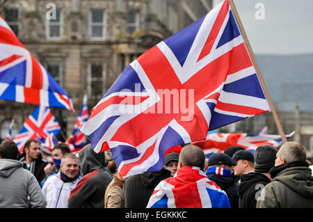 5 janvier 2013. Belfast, en Irlande du Nord - plus de 1 000 syndicalistes ont participé à une solution pacifique, mais tendue, manifestation à Belfast. Les routes ont été fermées pendant environ 60 minutes alors que les manifestants agitaient des drapeaux de l'Union et applaudi. Les manifestations suivez la décision au début de décembre que le drapeau de l'Union européenne ne doit être survolé Belfast City Hall sur 15 jours de «désigné. Banque D'Images