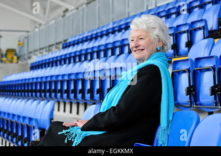 28 mars, 2013, Belfast, Irlande du Nord. Dame Mary Peters donne sur la piste et sur le terrain au nouveau rouverte Mary Peters' voie Banque D'Images