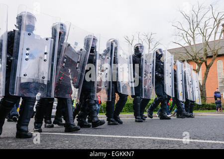 16 février 2013 à Belfast, en Irlande du Nord. Agents PSNI en tenue de garder la foule remontant la route après une protestation Newtownards Banque D'Images