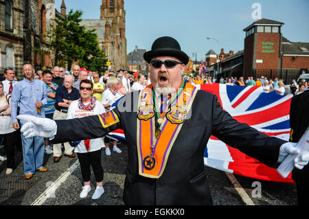 Belfast, Irlande du Nord. 12 juillet 2013 - comté Grand maréchal de l'Ordre Orange District Belfast appelle à la voie de l'être libéré comme la parade était autorisée à poursuivre. Banque D'Images